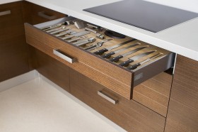 Indispensable drawer organizer
for knives and kitchen utensils.