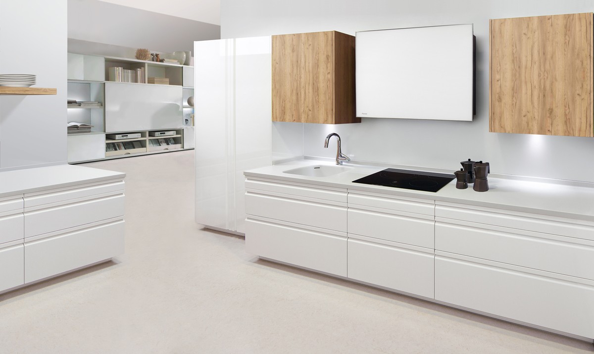 Elegant, beautiful, different. In this space we have combined high gloss
white lacquer with oak; two of the many available finishes for this model.
A unique space where barriers between the kitchen and living room have
been eliminated.