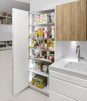 Vertical sliding pantry unit with sliding
shelves and interior lighting where
everything is easy to see and at the reach
of your hand.